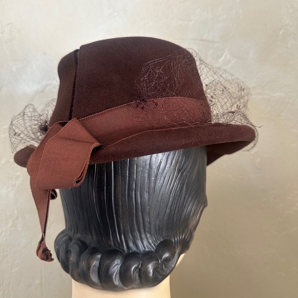 EXTRAORDINARY 1940s\' BROWN FELT FEDORA/SPLIT CROWN, VEIL & FEATHER \